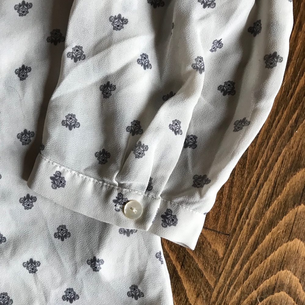 🌾 EUC 🌾 H&M B/W Ruffle Button Down - Picture 2 of 6